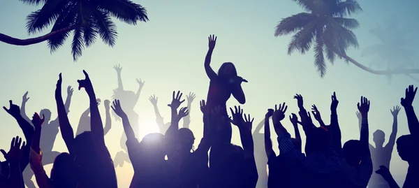 Unga människor på stranden konsert — Stockfoto