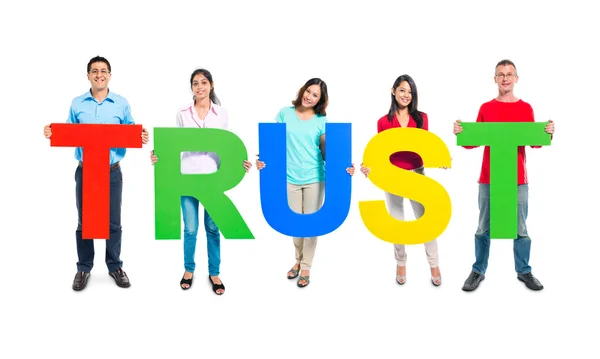Människor höll "trust" bokstäver — Stockfoto