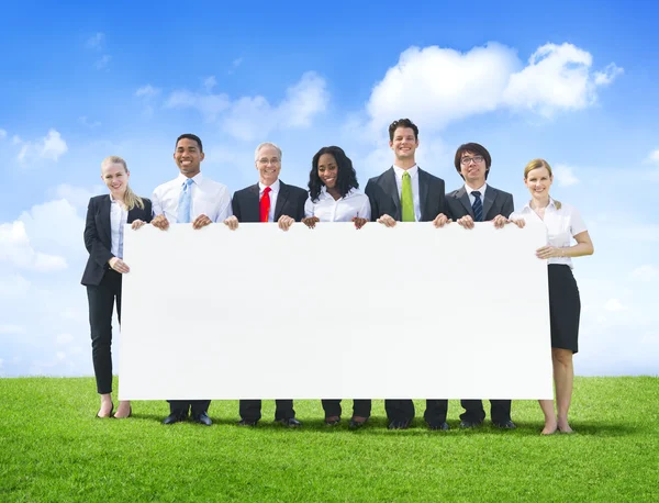 Geschäftsleute mit leeren Plakatwänden — Stockfoto