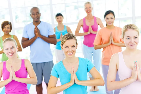 Grupp av glada multietniska människor i en yogaklass — Stockfoto