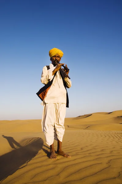 Indian człowiek gra rury wiatr pustyni — Zdjęcie stockowe