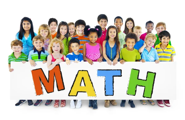 Ποικίλες χαρούμενα τα παιδιά κρατώντας τα μαθηματικά λέξη — Φωτογραφία Αρχείου