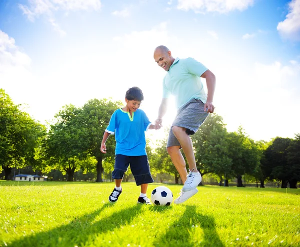 Menino jogando futebol com o pai — Fotografia de Stock