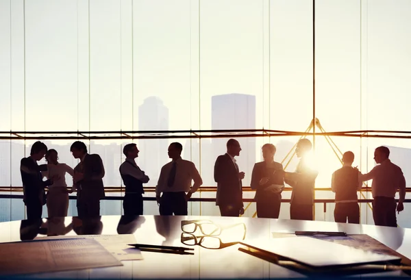 Gruppe von Geschäftsleuten, die im Büro arbeiten — Stockfoto