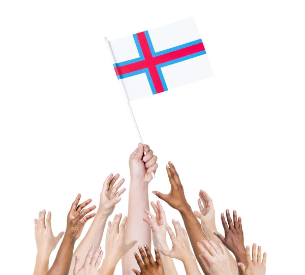Pessoas segurando bandeira das Ilhas Faroé — Fotografia de Stock