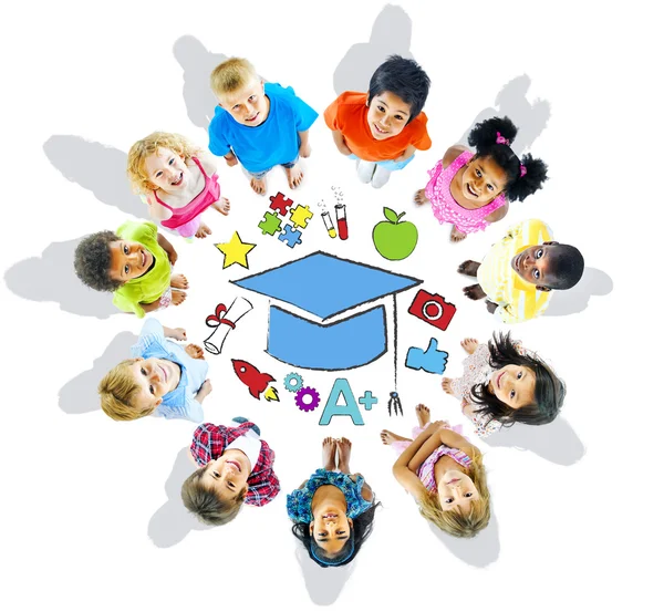 Grupp av barn cirklar och utbildning koncept — Stockfoto