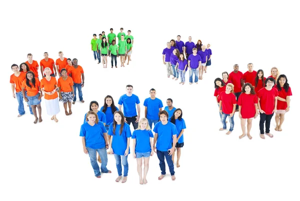 Groupes de personnes en différentes couleurs — Photo