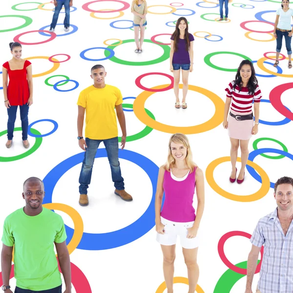 Ομάδα της πολυεθνικής κοινωνικά συνδεδεμένοι άνθρωποι στο πολύχρωμο Circ — Φωτογραφία Αρχείου