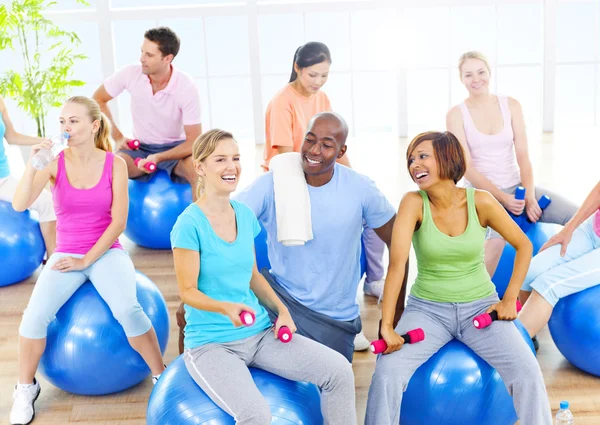 Friska människor i Fitness — Stockfoto