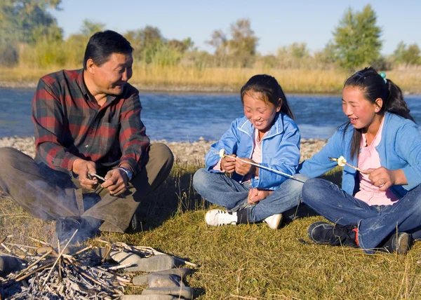 Монгольский семейный кемпинг — стоковое фото
