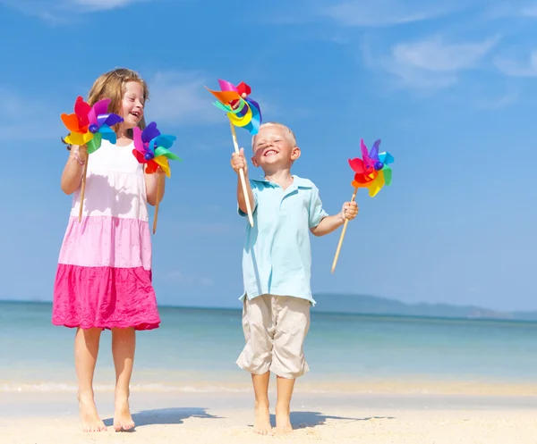 Sorella e fratello giocare con mulino a vento — Foto Stock