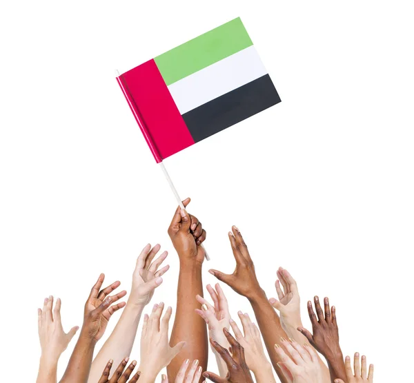 Mano sosteniendo bandera de los Emiratos Árabes Unidos — Foto de Stock