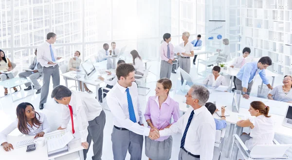 Geschäftsleute treffen sich im Büro — Stockfoto