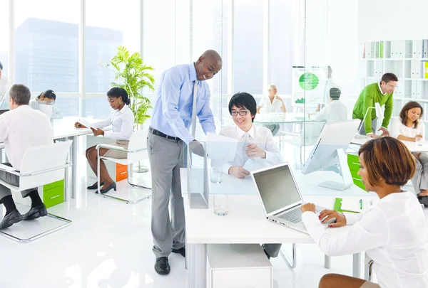 Gente de negocios en oficina — Foto de Stock