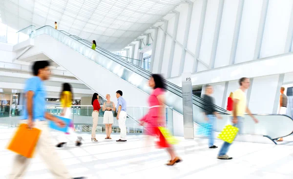 Gente en el centro comercial —  Fotos de Stock