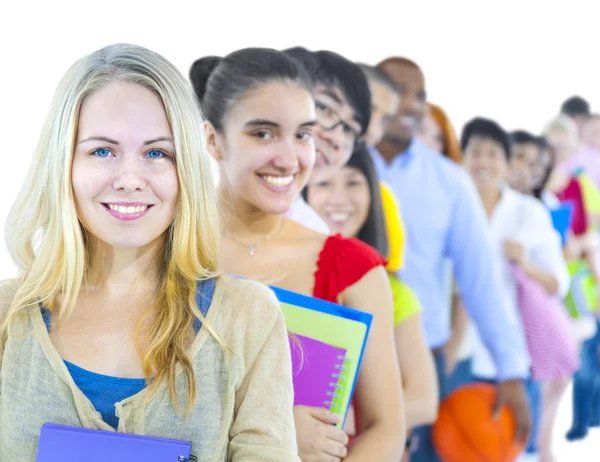 Grupo multi-étnico de estudantes na fila — Fotografia de Stock