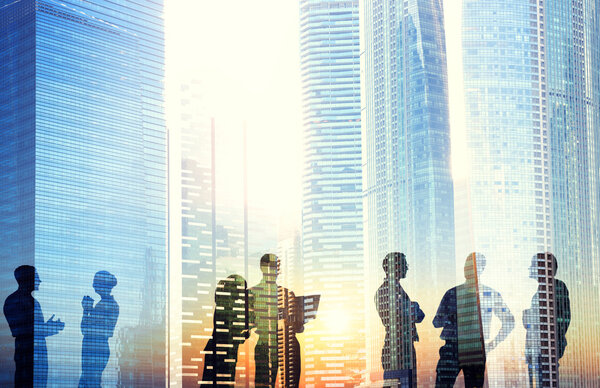 Деловые люди обсуждают на открытом воздухе
