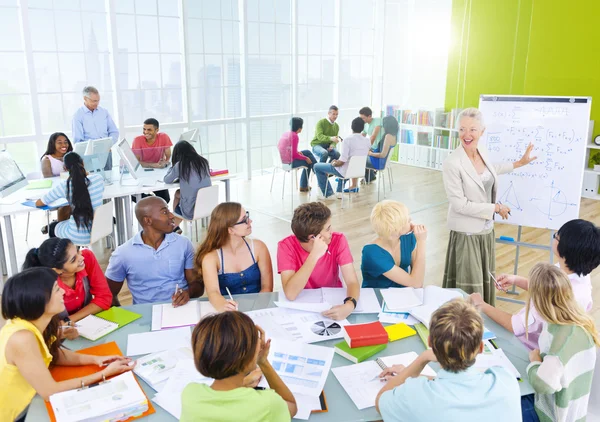 Groep studenten in de klas — Stockfoto