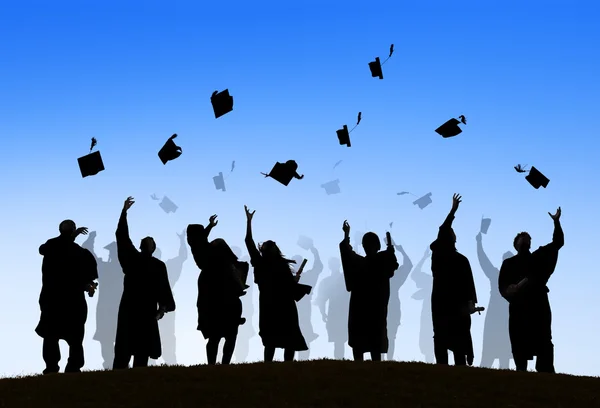 Studenti che celebrano la laurea — Foto Stock