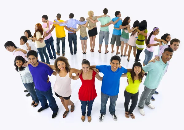 Grupo grande de personas cogidas de la mano — Foto de Stock