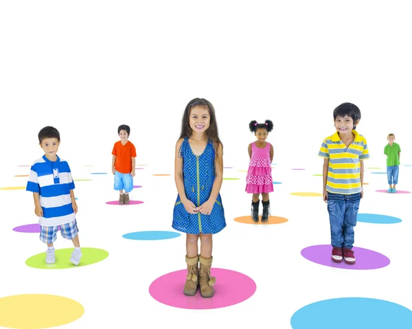 Enfants multi-ethniques isolés individuellement sur du blanc — Photo