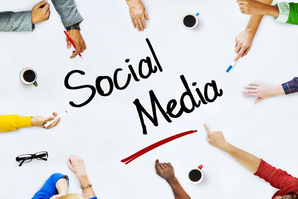 Persone che discutono sui social media — Foto Stock