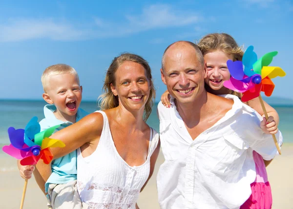 Familie spielt mit Windmühle — Stockfoto