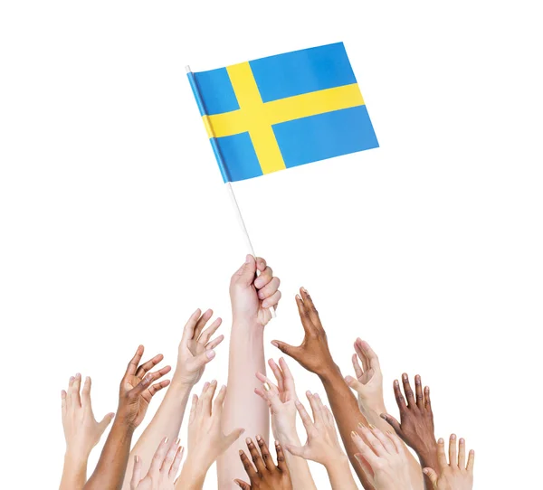 Ανθρώπινο χέρι, κρατώντας την σημαία Σουηδίας — Φωτογραφία Αρχείου