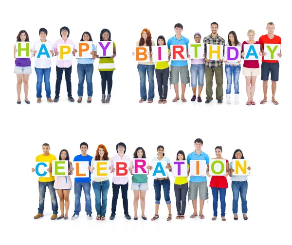 Große Gruppe von Menschen mit Happy Birthday Board — Stockfoto