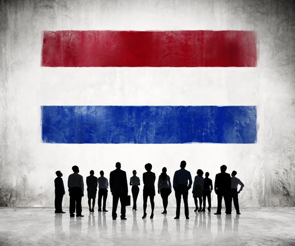 Ludzie biznesu, patrząc na flaga Holandia — Zdjęcie stockowe