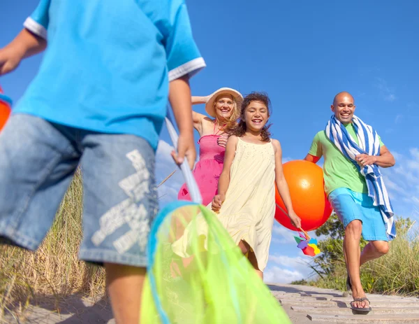 Весела сім'я йде на пляж — стокове фото