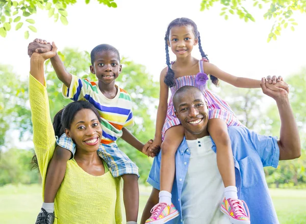 Família feliz no parque — Fotografia de Stock