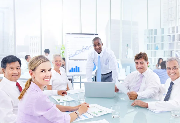 Geschäftsleute treffen sich im Büro — Stockfoto