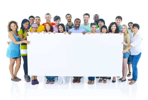 Retrato em grupo de jovens internacionais — Fotografia de Stock