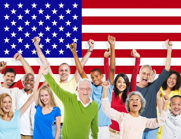 Menschen und amerikanische Flagge — Stockfoto