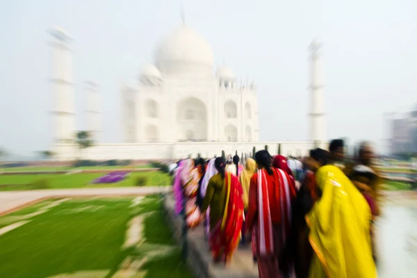 Eople marchant à travers Taj Mahal . — Photo