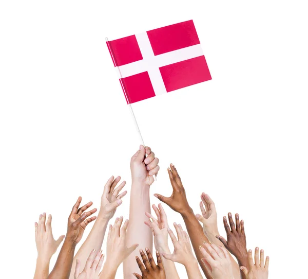Mensen bedrijf vlag van Denemarken — Stockfoto