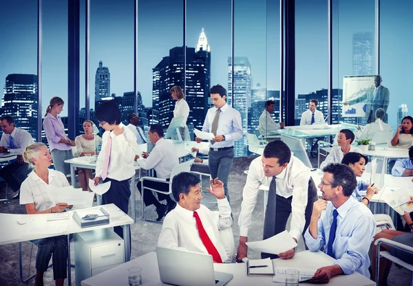 Mitarbeiter im Büro — Stockfoto