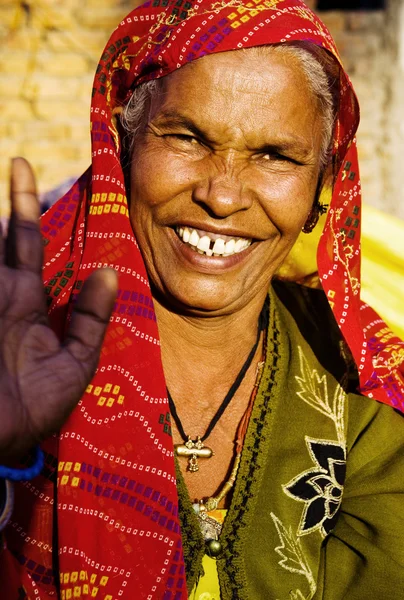 Mulher idosa indígena sorrindo — Fotografia de Stock