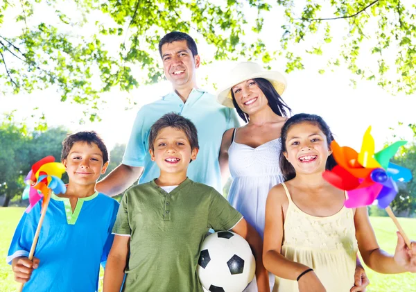 Familj i parken — Stockfoto