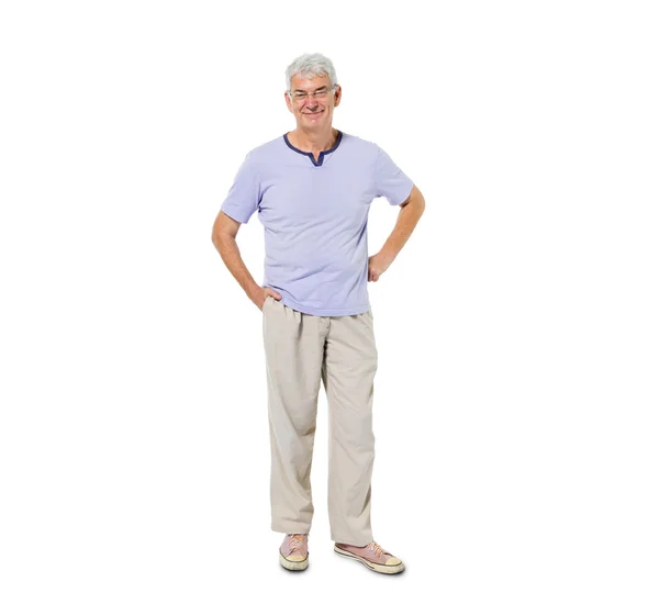 Uomo anziano in piedi e sorridente — Foto Stock