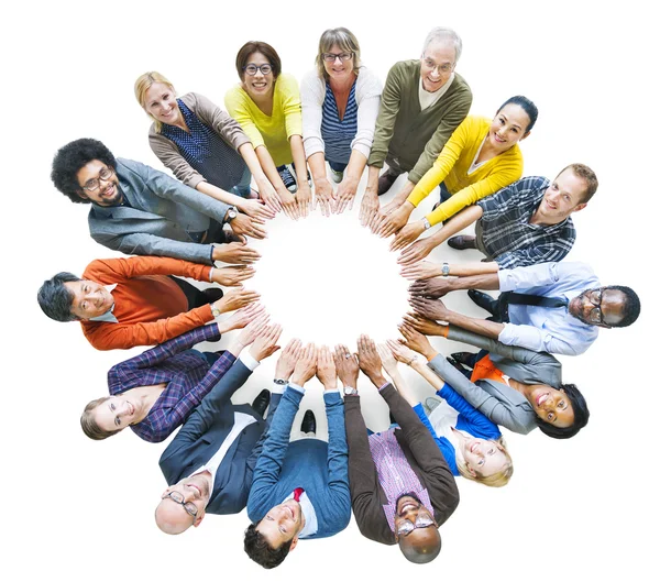 Různorodá skupina lidí v kruhu — Stock fotografie