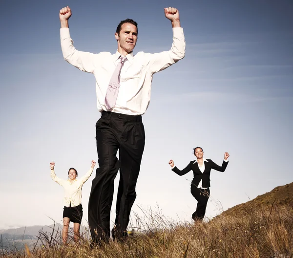 Empresários correndo na montanha — Fotografia de Stock