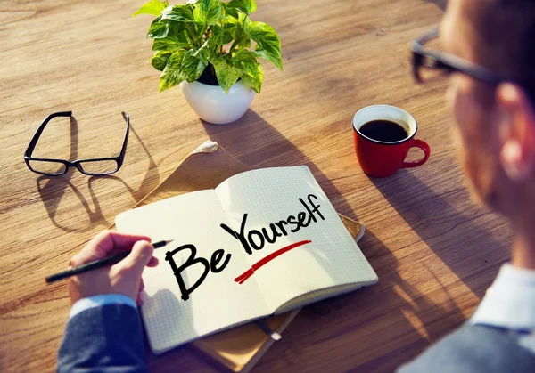 Geschäftsmann schreibt: "Sei du selbst" — Stockfoto