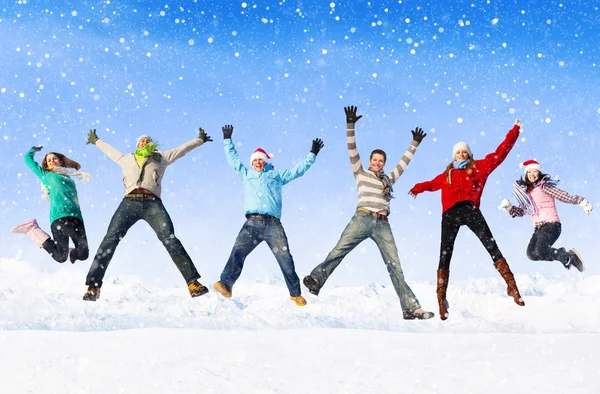 Друзья прыгают в снег — стоковое фото