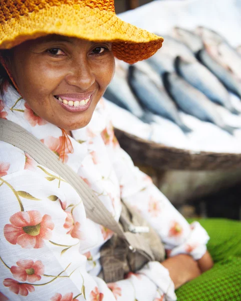 Mulher cambojana que vende peixe no mercado — Fotografia de Stock