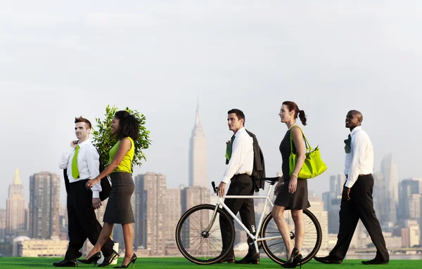Pendolari d'affari verdi in città — Foto Stock