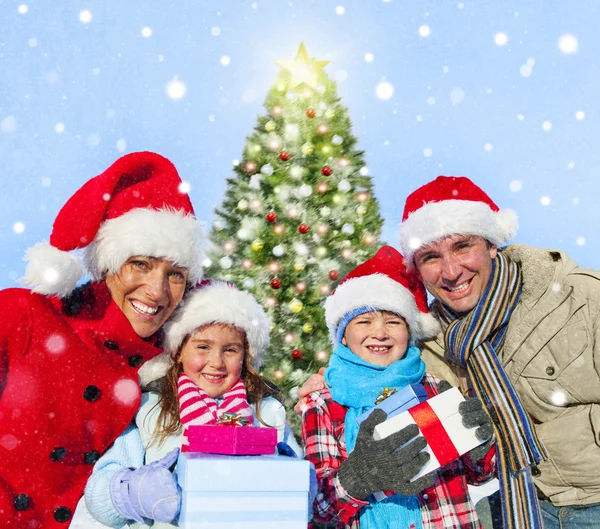 Family spending christmas in snow — Stock Photo, Image