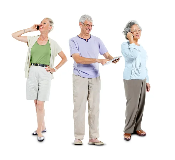 Äldre personer som använder kommunikationsenheten — Stockfoto