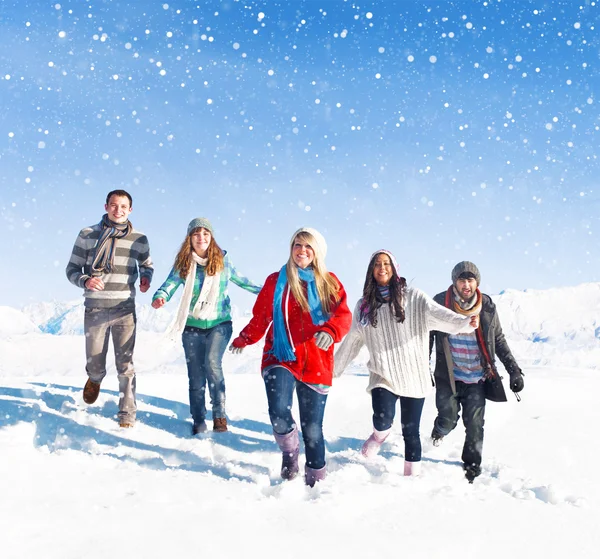 Friends outdoors during winter — Stock Photo, Image